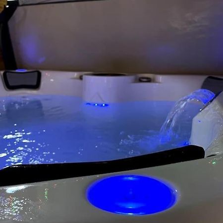 Central Area Terraced House With Private Hot Tub Lincoln Bagian luar foto