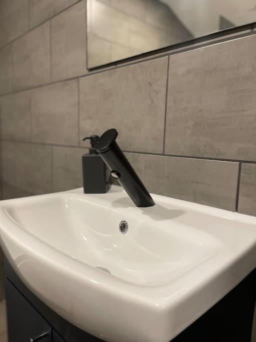 Central Area Terraced House With Private Hot Tub Lincoln Bagian luar foto
