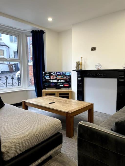 Central Area Terraced House With Private Hot Tub Lincoln Bagian luar foto