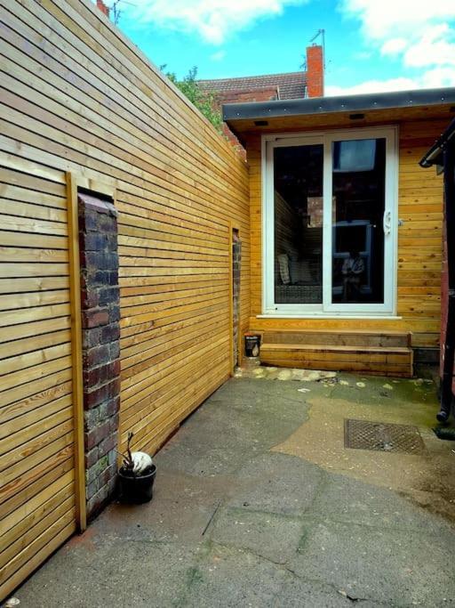 Central Area Terraced House With Private Hot Tub Lincoln Bagian luar foto