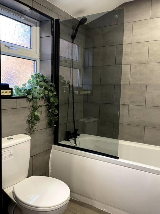 Central Area Terraced House With Private Hot Tub Lincoln Bagian luar foto