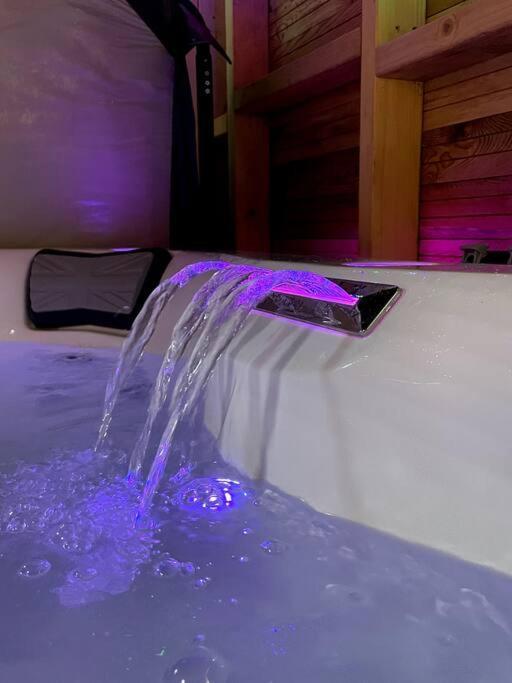 Central Area Terraced House With Private Hot Tub Lincoln Bagian luar foto