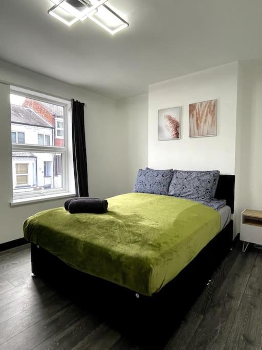 Central Area Terraced House With Private Hot Tub Lincoln Bagian luar foto