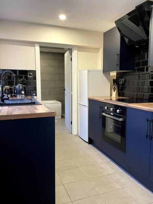 Central Area Terraced House With Private Hot Tub Lincoln Bagian luar foto