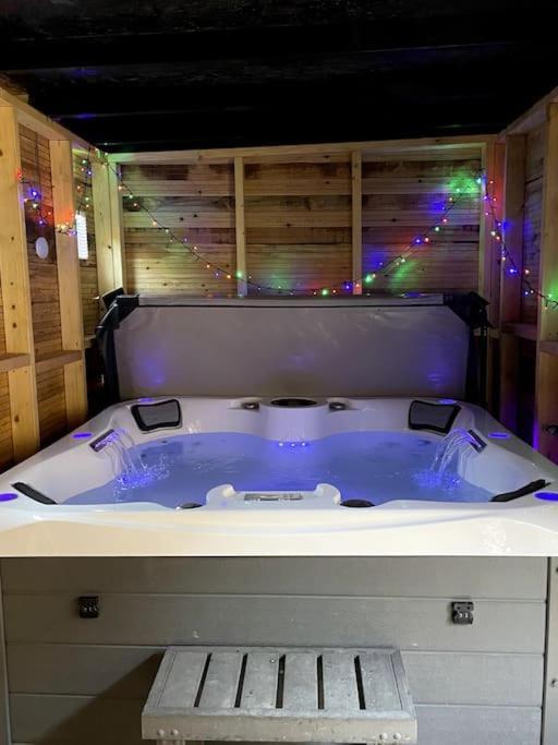 Central Area Terraced House With Private Hot Tub Lincoln Bagian luar foto