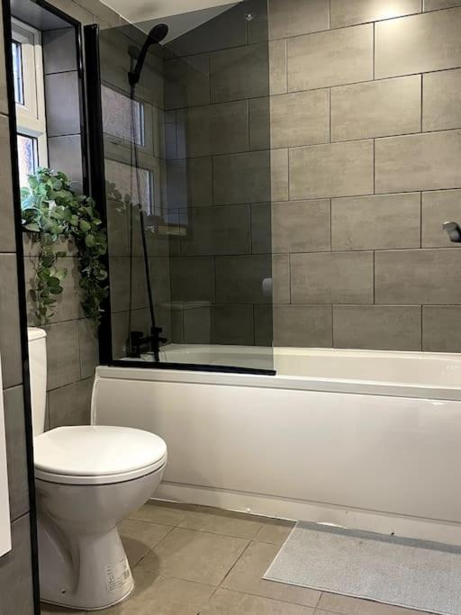 Central Area Terraced House With Private Hot Tub Lincoln Bagian luar foto